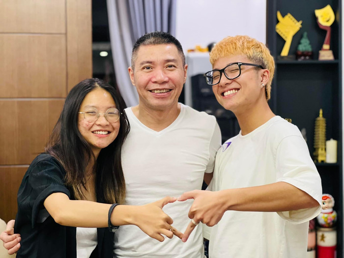 Mặc dù không sống cùng bố, nhưng Tít thường xuyên sang thăm bố.