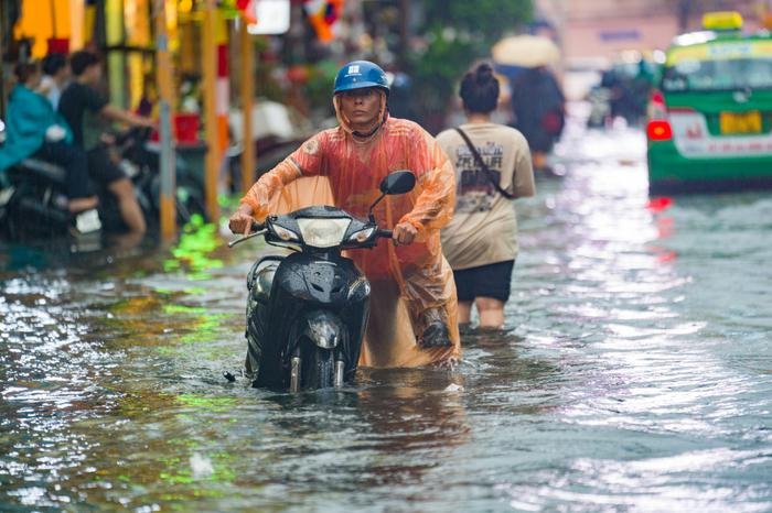 Nắng nóng gay gắt khắp miền Bắc, miền Nam vẫn loay hoay với mưa lớn Ảnh 2