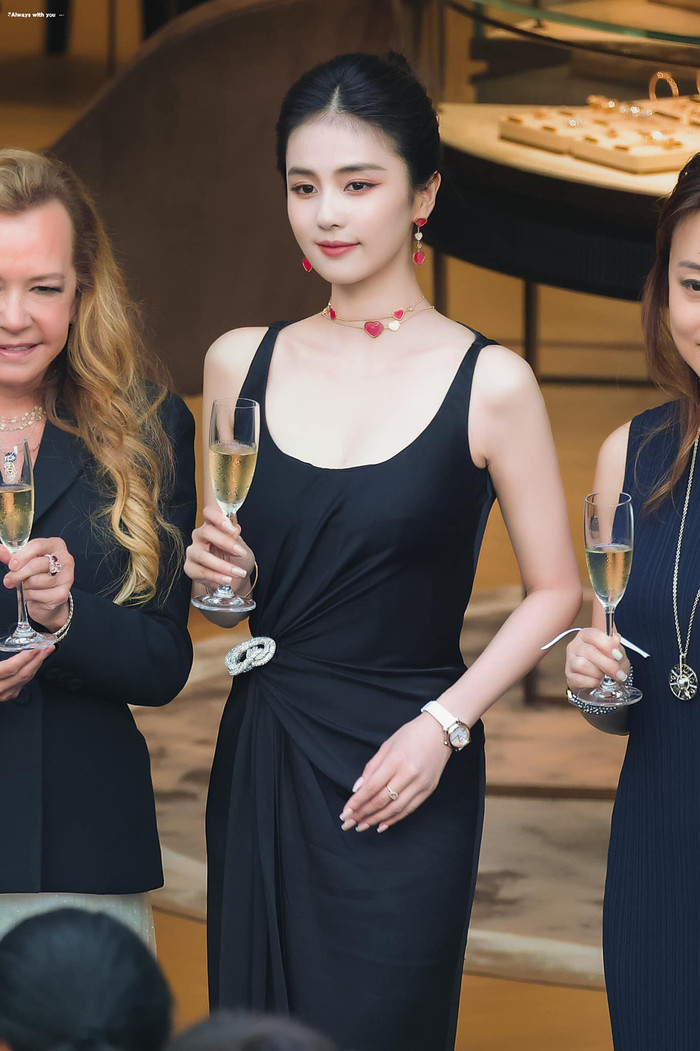  Triệu Lộ Tư bị chê vô duyên cũng không bằng Bạch Lộc bị mắng vì điều này Ảnh 1