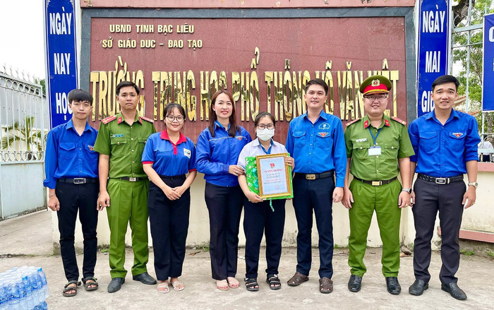 Trên đường đi thi về, thí sinh nhặt được chiếc ví tiền giá trị liền có hành động đáng khen Ảnh 2
