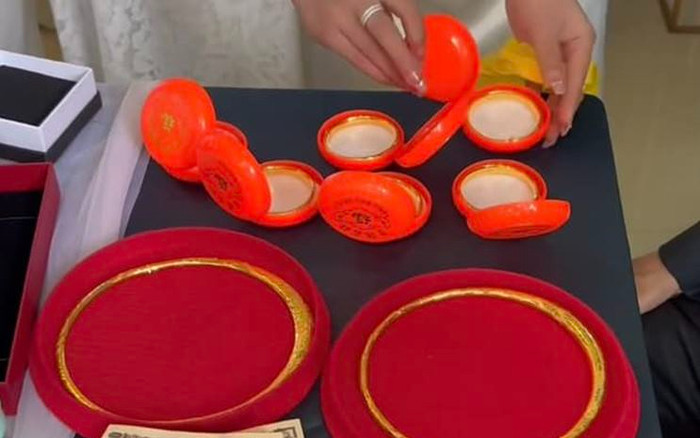Bà Nhân Vlog tặng 8 vòng vàng và xấp tiền dày cộm cho cô bạn trong dịp cưới nhưng lại bị netizen mỉa mai Ảnh 2