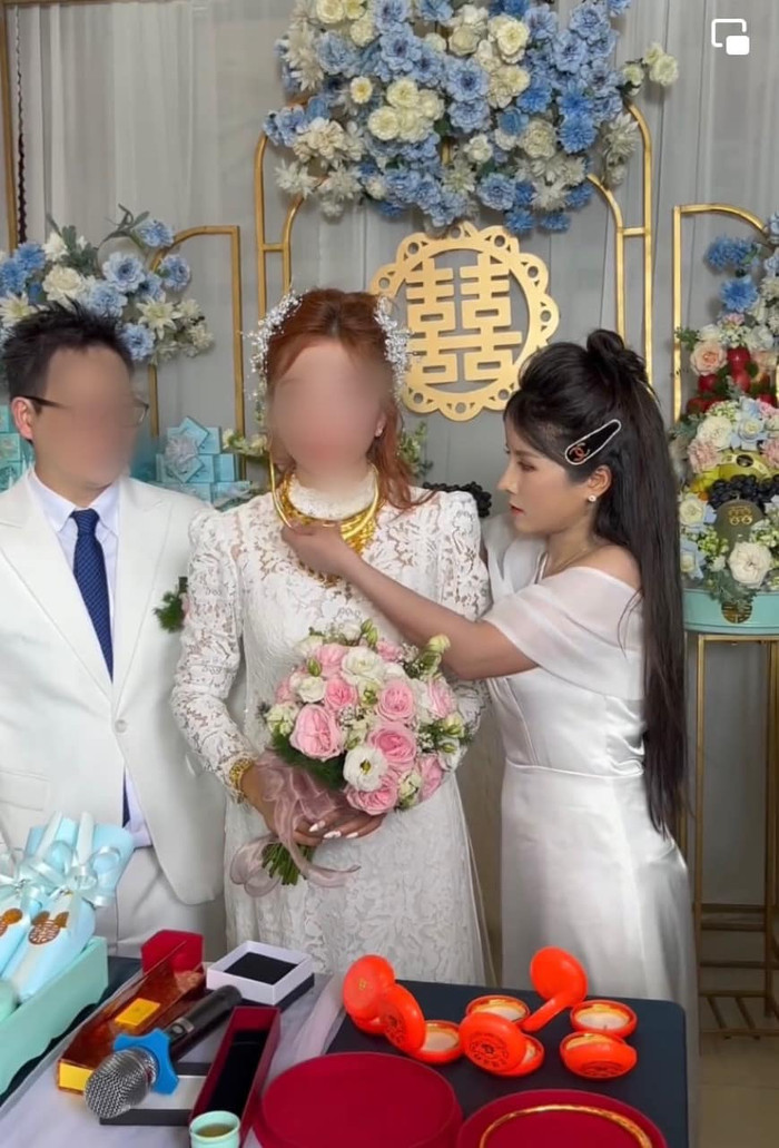 Tự tay Đức Nhân đeo quà cưới cho cô dâu
