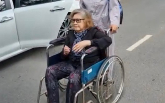 NSƯT Diệu Hiền ngồi xe lăn đến thăm mộ NSƯT Vũ Linh, khóc nức nở gửi lời nhắn nhủ đến người em quá cố Ảnh 2