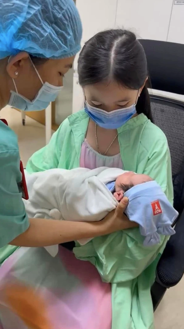 Suốt hành trình Phương Trinh Jolie hạ sinh, bé Mia cũng xuất hiện để cổ vũ mẹ và gặp em trai Tiga 