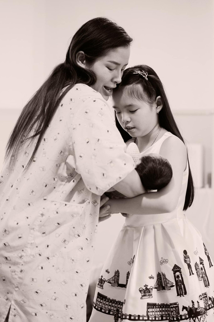 Bé Mia nhận được nhiều lời khen ngợi vì bế em trai rất giỏi và khéo léo 