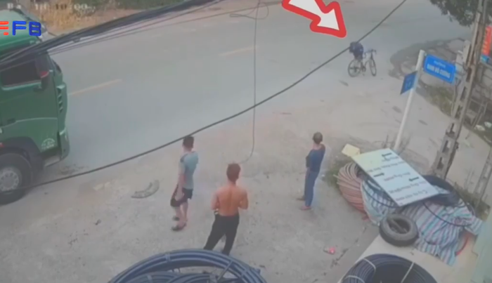 Hành động đứng ngay ngắn rồi cúi người xin lỗi khiến ai nấy đều cảm thấy ấm lòng. (Ảnh chụp màn hình clip).