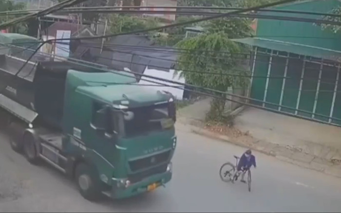 Thoát khỏi tử thần trước đầu xe tải, hành động sau đó của cậu trai trẻ lại khiến ai nấy hết lời khen ngợi Ảnh 2