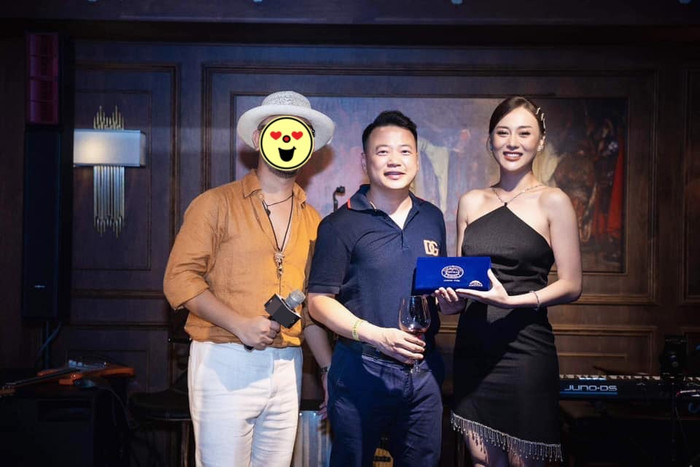 Phương Oanh đấu giá thành công món đồ 26 triệu đồng để dành tặng Shark Bình 