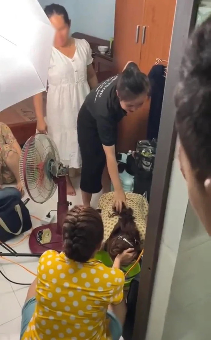 Trong quá trình trang điểm, cô dâu thi thoảng còn nôn ói tại chỗ khiến tình cảnh càng trở nên 'dở khóc dở cười' hơn