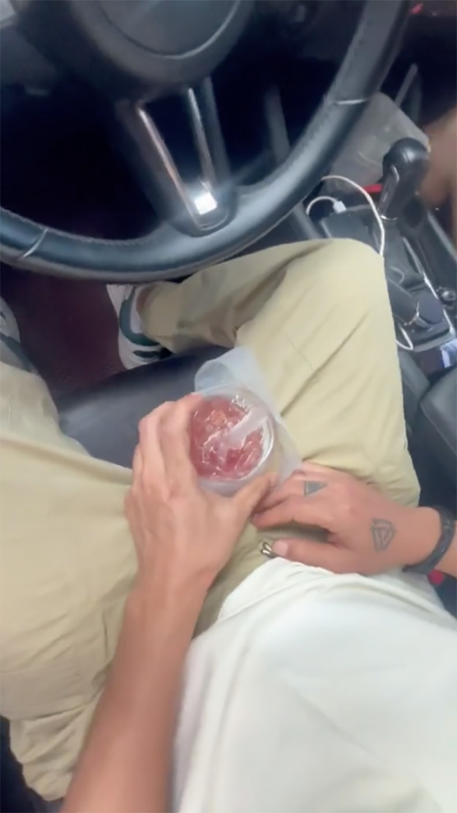 Quay clip TikTok cùng vợ, Hồ Quang Hiếu tiếp tục khiến dân mạng phản ứng vì trò đùa nhạy cảm Ảnh 3