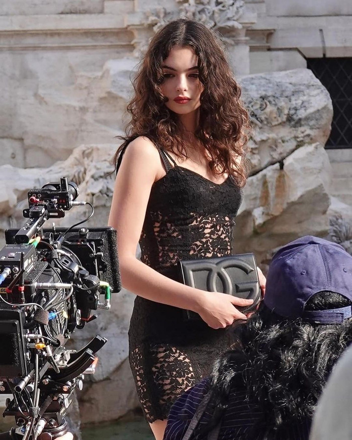  Quý nữ nhà Monica Bellucci khiến cả phố Rome 'rúng động': Nhan sắc tuyệt mỹ ở tuổi 19 Ảnh 2