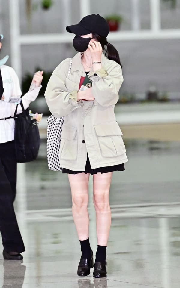  Song Hye Kyo diện đồ kín bưng, chịu chi 'sương sương' tiền tỷ chỉ để xuất hiện vài phút ở sân bay Ảnh 3