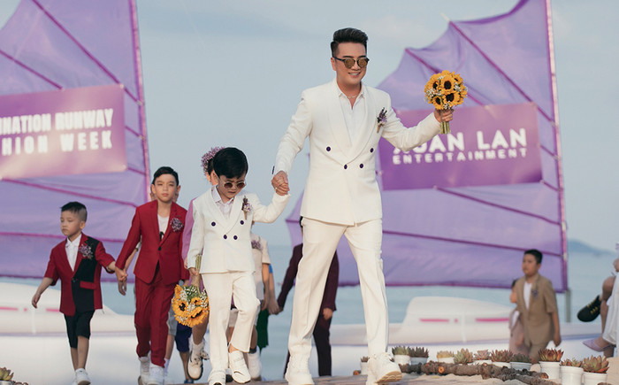 Con trai Đàm Vĩnh Hưng lần đầu đi catwalk cùng ba, thần thái thế nào khiến netizen xuýt xoa? Ảnh 2