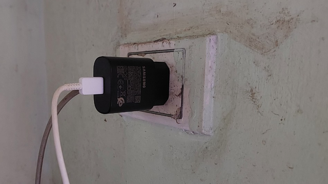  Bé trai 7 tuổi chết thảm khi vừa dùng điện thoại vừa sạc pin Ảnh 1