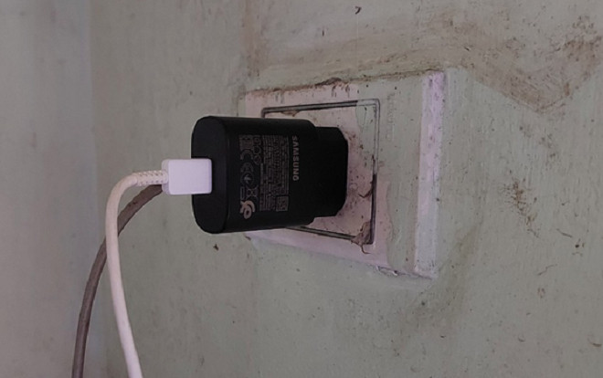 Bé trai 7 tuổi chết thảm khi vừa dùng điện thoại vừa sạc pin Ảnh 2