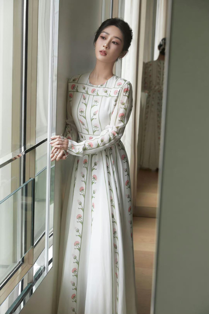  Dương Tử 'thoát mác' thảm hoạ thời trang nhờ tạo hình mới nhưng vẫn bị soi sao chép Triệu Lệ Dĩnh Ảnh 3