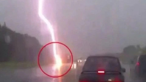  Tia sét giáng xuống đôi vợ chồng đang dừng xe mặc áo mưa khiến 'kẻ âm người dương' ly biệt Ảnh 1