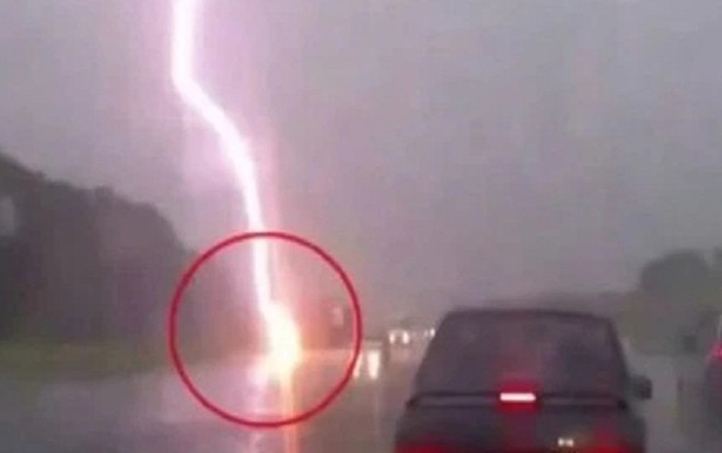 Tia sét giáng xuống đôi vợ chồng đang dừng xe mặc áo mưa khiến 'kẻ âm người dương' ly biệt Ảnh 2