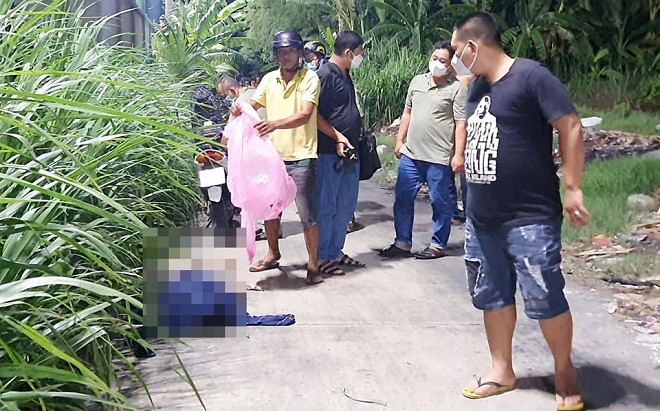 Kiểm tra chiếc máy dựng trên đường bê tông, người dân bàng hoàng với cảnh tượng trước mắt Ảnh 2