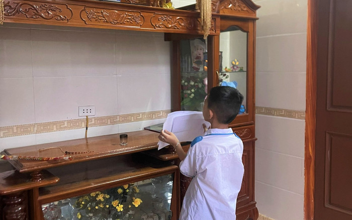 Nghẹn lòng hình ảnh cậu bé khoe giấy khen trước bàn thờ người cha đã khuất Ảnh 2