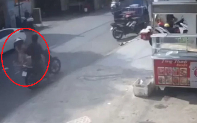 Đang đi trộm xe máy gặp ngay cụ bà ăn xin, gã đạo chích làm một điều không tưởng Ảnh 2