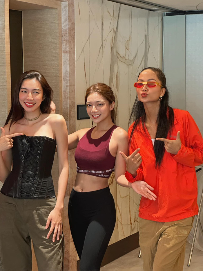 Hình ảnh được Hoa hậu Thuỳ Tiên chia sẽ trên trang cá nhân. Đây cũng là lần đầu tiên mà cả hai nàng Hậu đình đám trong các cuộc thi sắc đẹp có mặt trong cùng một khung hình.