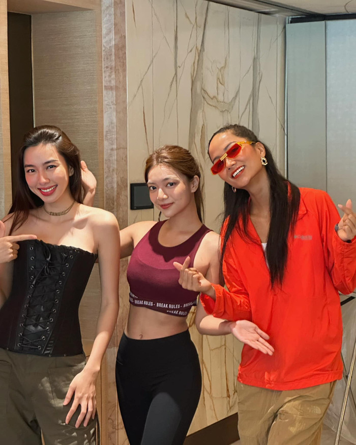 Thế nhưng, mặc dù nhan sắc lân thần sắc của hai nàng Hậu đều là như nhau. Song, phong cách mặc đồ của Thuỳ Tiên và H'Hen Niê rất khác nhau. Trong khi Hoa hậu Thuỳ Tiên diện đồ với màu sắc cơ bản là chiếc áo Corset màu đen phối cùng chiếc quần màu xanh bộ đội, thì Hoa hậu H'Hen Niê lại lựa chọn đồ có phần nổi bật hơn với chiếc áo khoác màu cam cùng chiếc kính đồng điệu màu sắc.