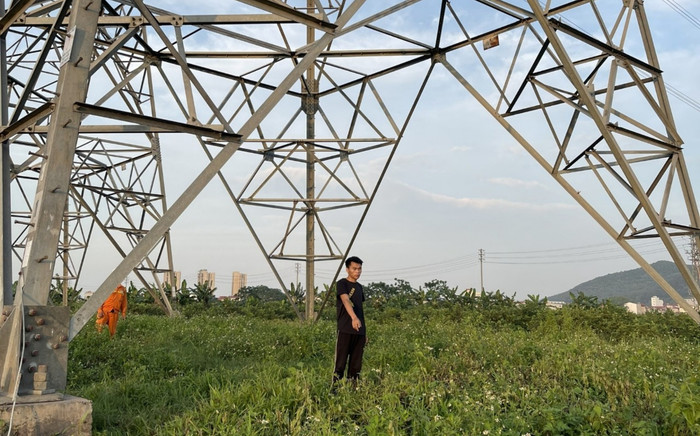 Thanh niên đang làm chuyện đáng xấu hổ dưới cây cột điện thì bị phát hiện Ảnh 2