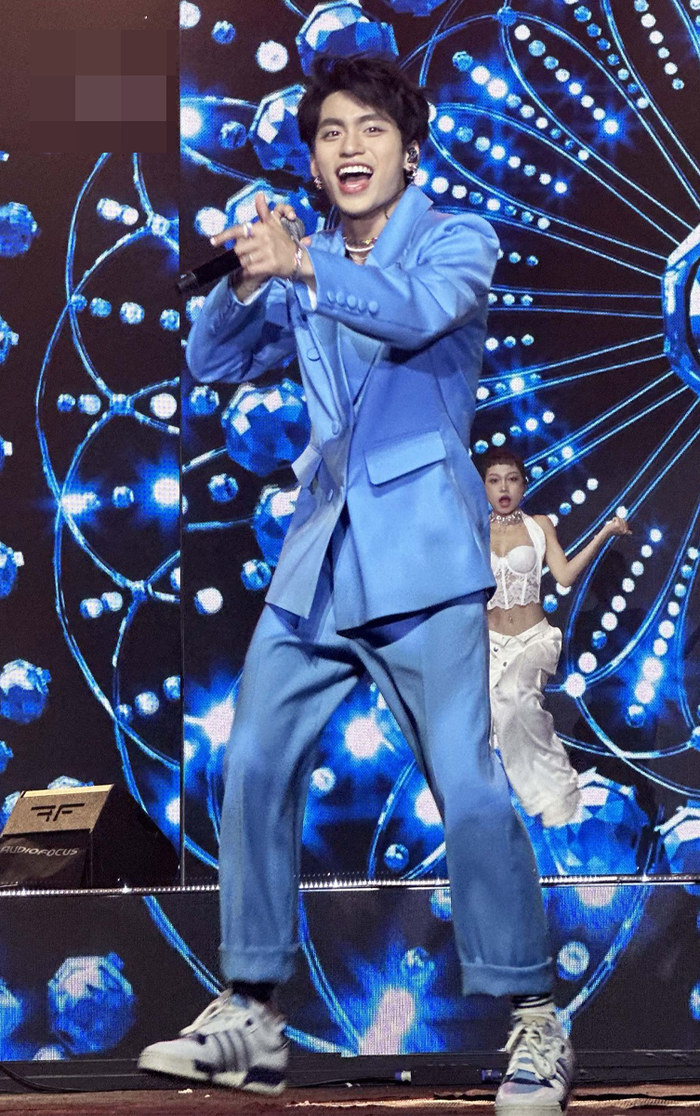 Bộ trang phục lần này của MONO nhận được nhiều đánh giá là phù hợp với đêm diễn.  