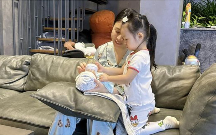 Ái nữ Suchin nhà Đàm Thu Trang chăm sóc em 'tận răng', ngày càng ra dáng chị hai mẫu mực Ảnh 2