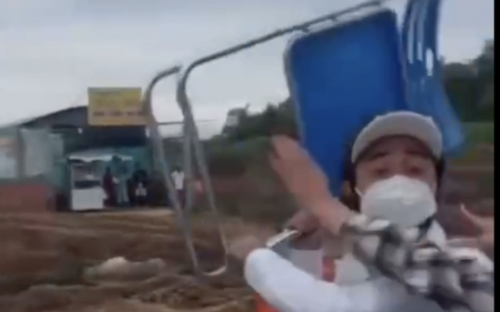 Thanh niên chặn đường ném vỡ kính xe cứu thương vừa dặn dò người mẹ một điều gây ngỡ ngàng Ảnh 2