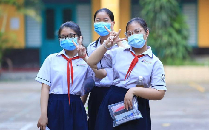 Thi vào lớp 10 ở TP.HCM: 9 thí sinh nhờ cán bộ coi thi viết hộ bài thi Ảnh 2