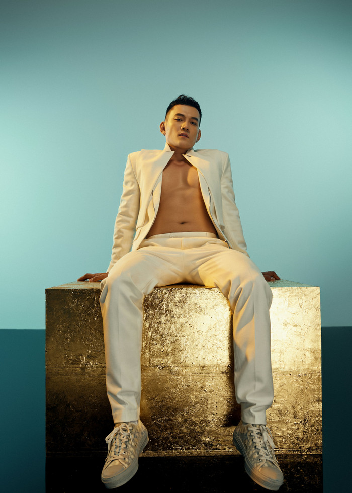 Vẻ ngoài điển trai cùng body săn chắc của Lý Bình khiến dân tình 'đứng ngồi không yên' 