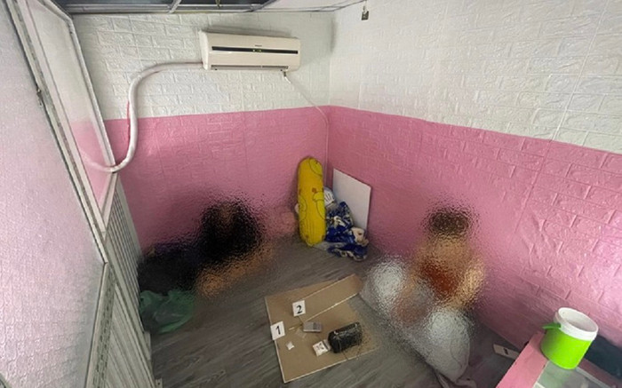 Đang thậm thụt trong phòng trọ, 3 nam nữ thanh niên ngớ người khi bị Công an kiểm tra Ảnh 2