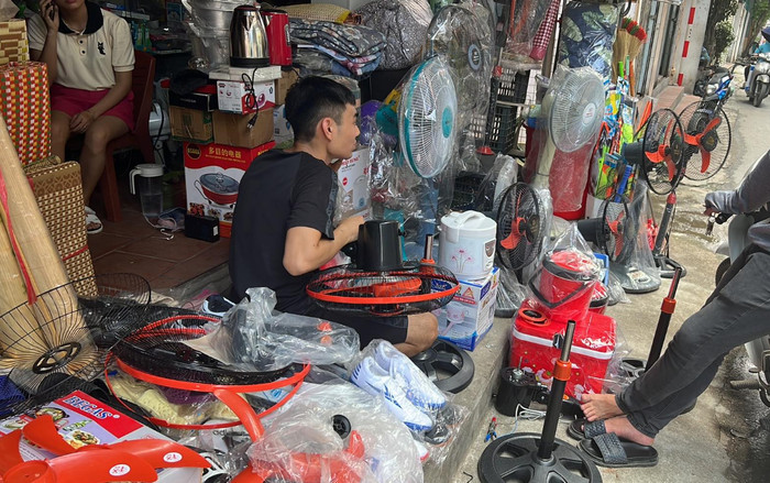 Nắng nóng lại mất điện liên tục, quạt sạc và máy phát điện 'cháy hàng' Ảnh 2