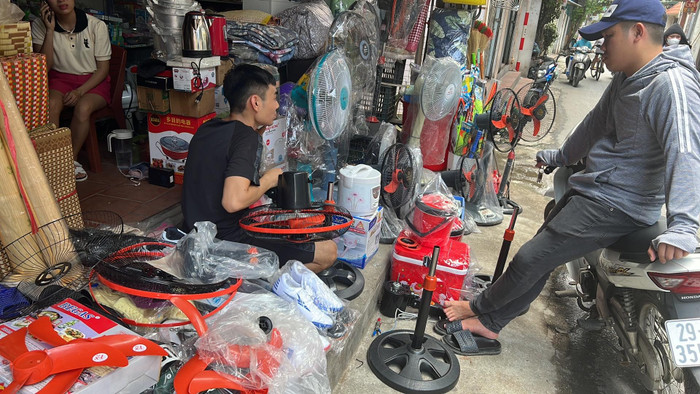  Nắng nóng lại mất điện liên tục, quạt sạc và máy phát điện 'cháy hàng' Ảnh 1