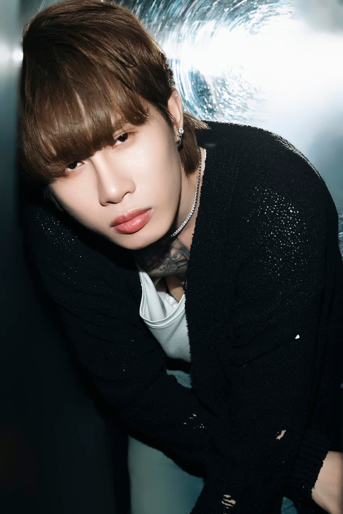 Thăng hạng về nhan sắc nhưng Jack vẫn khiến người hâm mộ phàn nàn vì trang điểm quá đậm, son môi bóng làm mất đi sự nam tính. (Ảnh: FBNV)