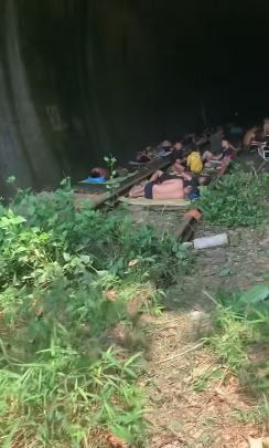 Tiến vào sâu bên trong, dân làng đang tụ tập tránh nóng tại một đường hầm không sử dụng bấy lâu