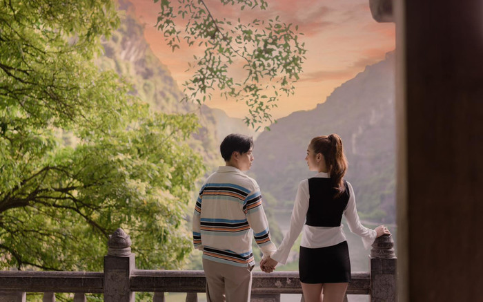 Hồ Quang Hiếu chia sẻ khoảnh khắc 'tay trong tay' cùng vợ sau loạt video gây tranh cãi 