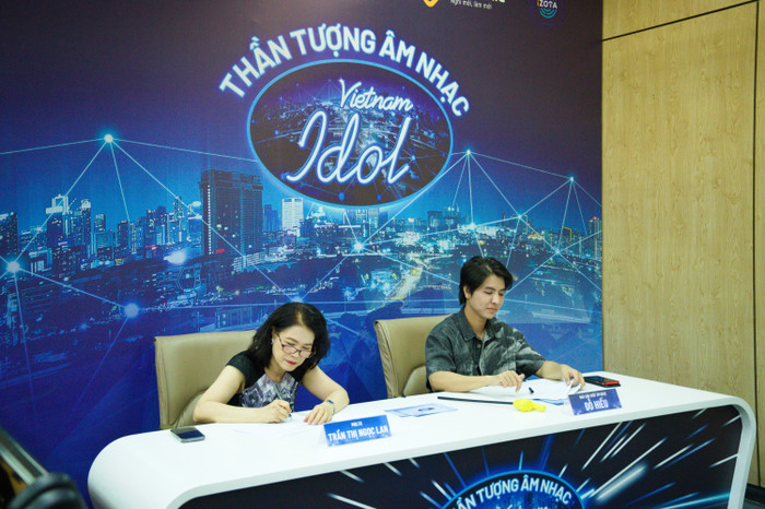 Ban giám khảo tập trung cao độ để lắng nghe, chấm điểm các thí sinh tham dự Vietnam Idol