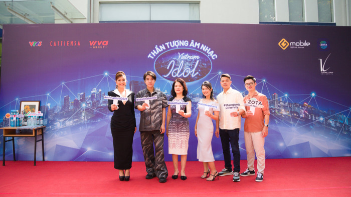Ban giám khảo vòng casting Vietnam Idol tại Hà Nội nở nụ cười rạng rỡ khi đứng chung một khung hình