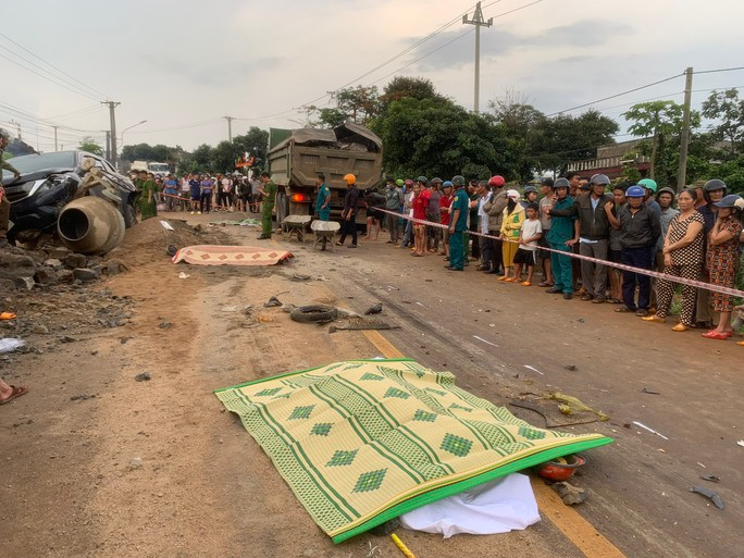 Hiện trường vụ tai nạn thảm khốc. Ảnh: Người Lao Động