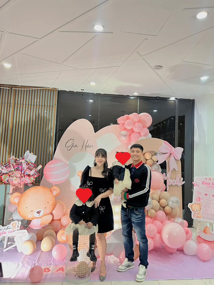 Hình ảnh vợ chồng Bùi Tiến Dũng nở nụ cười rạng rỡ bên cạnh các con vào đầu tháng 1 năm nay trong tiệc sinh nhật của con gái út
