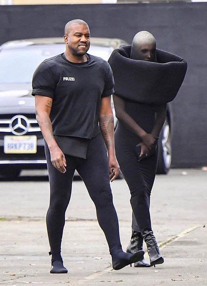  Vợ Kanye West ăn mặc kín mít như 'xác ướp', quấn khăn lưới che mặt tới khó thở Ảnh 1