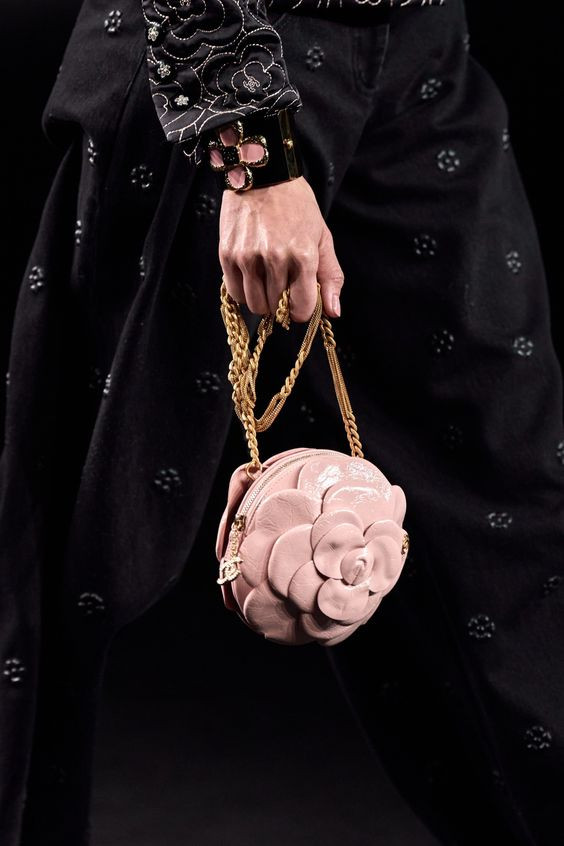  Hoa trà: Biểu tượng vĩnh cửu cho tình yêu khắc khoải của Chanel Ảnh 7