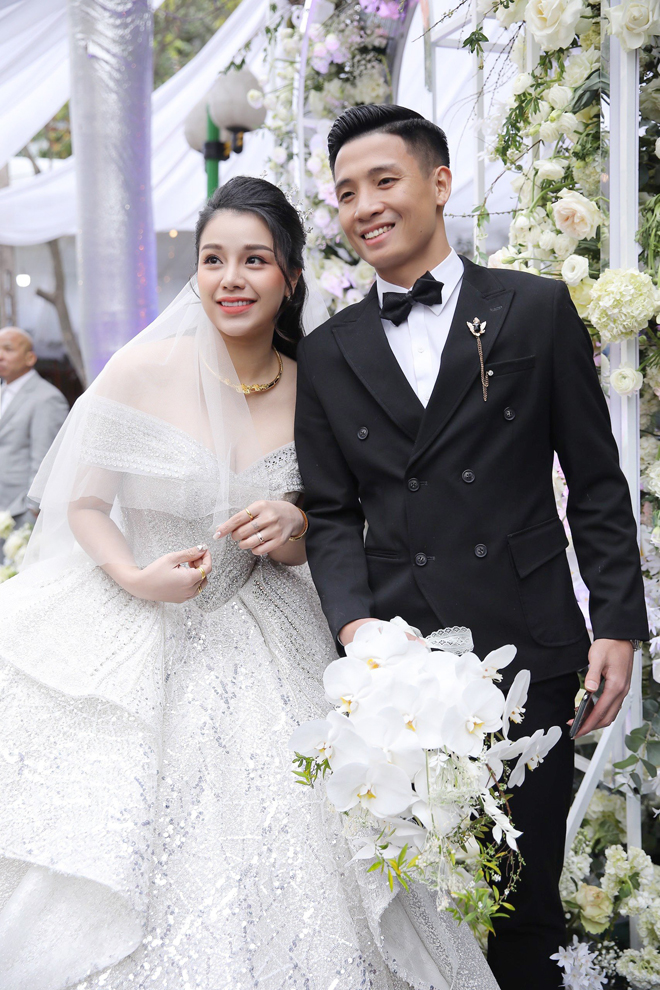 Mỹ nhân người Bắc Ninh gần như không cần trang điểm quá nhiều bước mỗi khi xuất hiện bên chồng vì vốn dĩ các đường nét trên khuôn mặt của Khánh Linh đã đủ sắc sảo và thu hút được người đối diện. 