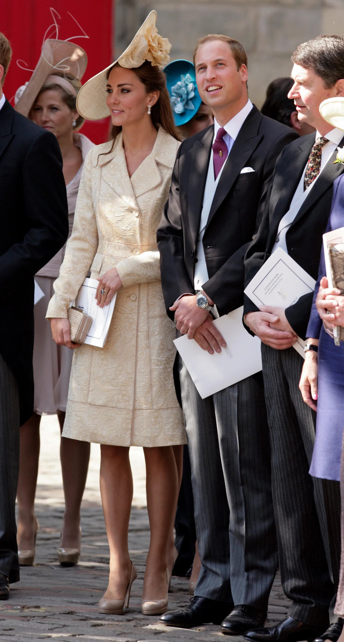 Kate mặc một chiếc váy thêu kim tuyến của DAY Birger et Mikkelsen khi tham dự đám cưới của Zara Phillips và Mike Tindall tại Canongate Kirk, Edinburgh.