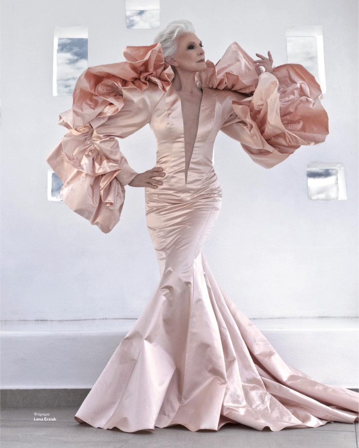 Ngoài ra, để có thể 'cân' được những bộ trang phục cầu kỳ như thế này, Maye Musk đã phải áp dụng chế độ ăn uống khoa học, nhưng không cần phải kiêng cử quá nhiều. 