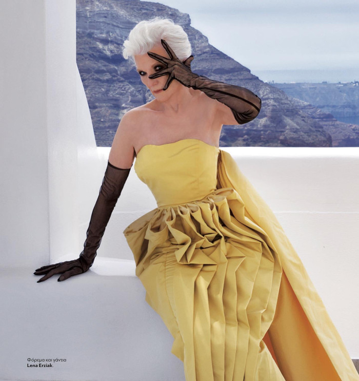 Vốn theo nghiệp người mẫu từ sớm, thế nên mẹ của tỷ phú Elon Musk rất biết cách lựa chọn những thực phẩm ăn uống một cách khoa học. Đặc biệt, bà Maye Musk rất phản đối việc bỏ bữa ăn, thay vào đó, bà lựa chọn ăn chay bán phần và thỉnh thoảng vẫn ăn thịt cá. Và quan trọng hơn hết, đó là hãy lắng nghe cơ thể của chính bản thân mình.