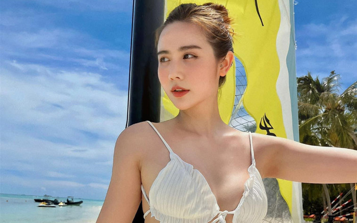 Huyền Lizzie cực 'cháy' với bikini cắt xẻ táo bạo: Body mẹ 1 con làm dân tình 'xỉu up, xỉu down' Ảnh 2